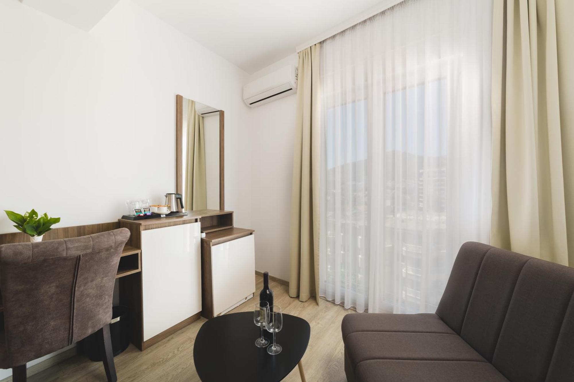 219 Hotel *